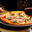Pizza e vinho: a combinação perfeita para apreciar novos sabores 
