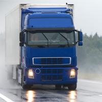 Dirigir caminhão na chuva exige cautela. Confira nossas dicas de segurança!