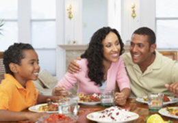 5 benefícios de sentar à mesa e comer com a família