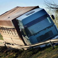 Saiba o que pode ser feito para evitar o tombamento de caminhões